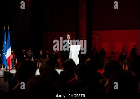 Anne Hidalgo, candidato francese del Partito socialista di sinistra (PS) per le elezioni presidenziali del 2022 e sindaco di Parigi, ha tenuto un discorso durante una riunione di campagna a Aubervilliers, nel nord di Parigi, il 22 gennaio 2022. Foto di Mylene DeRoche/ABACAPRESS.COM Foto Stock