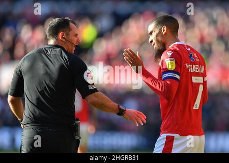 NOTTINGHAM, UK. JAN 22ND Referee, Tim Robinson has words with Lewis Grabban of Nottingham Forest during the Sky Bet Championship match between Nottingham Forest and Derby County at the City Ground, Nottingham on Saturday 22nd January 2022. (Credit: Jon Hobley | MI News) Credit: MI News & Sport /Alamy Live News Stock Photo