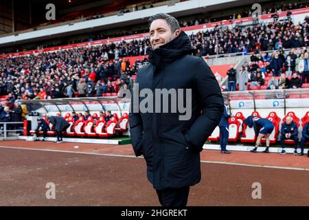 Sunderland, Regno Unito. 22nd Jan 2022. Il direttore di Sunderland Lee Johnson durante la prima partita della Sky Bet League tra Sunderland e Portsmouth allo Stadium of Light il 22nd 2022 gennaio a Sunderland, Inghilterra. (Foto di Daniel Chesterton/phcimages.com) Credit: PHC Images/Alamy Live News Foto Stock