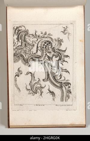 Vari disegni per ornamenti Rocaille, piatto 2 da una serie senza titolo di ornamenti Rocaille per cornici stampate ca. 1750–56 Jacob Gottlieb Thelot ornamento stampa con disegni per ornamenti rocaille, tra cui un grande ornamento che forma l'angolo superiore destro di una cornice o arco e quattro rocailles sciolti. Questa stampa è legata in un album contenente 27 serie con un totale di 122 stampe ornamento dal fondo del prominente editore di Augusta Martin Engelbrecht. Vari disegni per ornamenti Rocaille, piatto 2 da una serie senza titolo di ornamenti Rocaille per telai. Dopo Carl Pier (tedesco, attivo Foto Stock