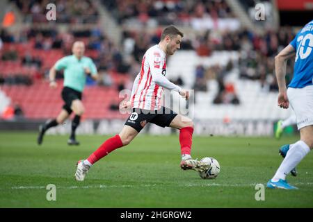 SUNDERLAND, REGNO UNITO. GENNAIO 22nd Elliot Embleton di Sunderland si prepara a sparare in gol durante la partita della Sky Bet League 1 tra Sunderland e Portsmouth allo Stadium of Light di Sunderland sabato 22nd gennaio 2022. (Credit: Trevor Wilkinson | MI News) Credit: MI News & Sport /Alamy Live News Foto Stock