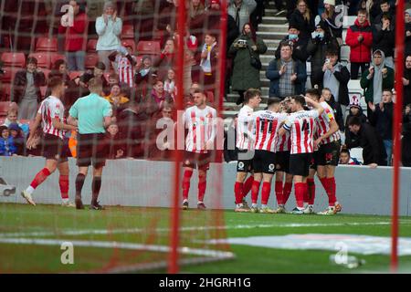 SUNDERLAND, REGNO UNITO. GENNAIO 22nd Elliot Embleton di Sunderland festeggia con i suoi compagni di squadra dopo aver segnato durante la partita della Sky Bet League 1 tra Sunderland e Portsmouth allo Stadium of Light di Sunderland sabato 22nd gennaio 2022. (Credit: Trevor Wilkinson | MI News) Credit: MI News & Sport /Alamy Live News Foto Stock