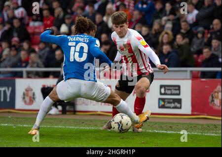 SUNDERLAND, REGNO UNITO. GENNAIO 22nd Dennis Cirkin di Sunderland prende la palla oltre l'imbracatura Marcus di Portsmouth durante la partita della Sky Bet League 1 tra Sunderland e Portsmouth allo Stadium of Light di Sunderland sabato 22nd gennaio 2022. (Credit: Trevor Wilkinson | MI News) Credit: MI News & Sport /Alamy Live News Foto Stock