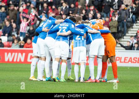 SUNDERLAND, REGNO UNITO. GENNAIO 22nd i giocatori di Portsmouth si accovano prima della partita della Sky Bet League 1 tra Sunderland e Portsmouth allo Stadium of Light di Sunderland sabato 22nd gennaio 2022. (Credit: Trevor Wilkinson | MI News) Credit: MI News & Sport /Alamy Live News Foto Stock