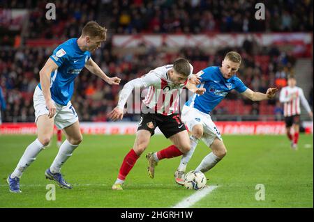 SUNDERLAND, REGNO UNITO. GENNAIO 22nd Sunderland's Lynden Gooch Challenges for the ball durante la partita della Sky Bet League 1 tra Sunderland e Portsmouth allo Stadium of Light di Sunderland sabato 22nd gennaio 2022. (Credit: Trevor Wilkinson | MI News) Credit: MI News & Sport /Alamy Live News Foto Stock