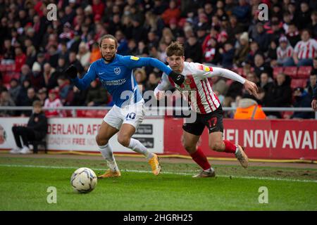 SUNDERLAND, REGNO UNITO. GENNAIO 22nd Dennis Cirkin di Sunderland prende la palla oltre l'imbracatura Marcus di Portsmouth durante la partita della Sky Bet League 1 tra Sunderland e Portsmouth allo Stadium of Light di Sunderland sabato 22nd gennaio 2022. (Credit: Trevor Wilkinson | MI News) Credit: MI News & Sport /Alamy Live News Foto Stock