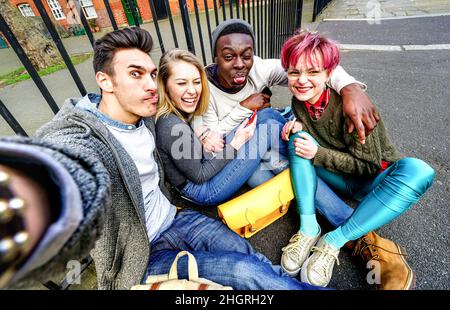 Amici di hipster multiculturali che prendono selfie a Shoreditch al viaggio europeo - giovani dipendenti dalla condivisione di storie sulla comunità del social network Foto Stock