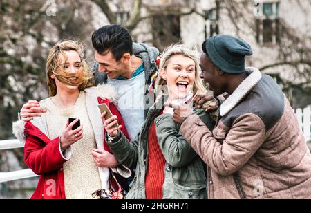 Gruppo multiculturale di amici miliari che camminano nel centro di Londra - amicizia e stile di vita concetto di giovani felici Foto Stock