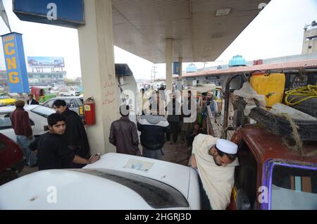 Peshawar, Pakistan. 19th Jan 2022. Un gran numero di veicoli sono in coda per riempire i serbatoi CNG come la stazione CNG chiusura in tutta la provincia, a causa di arresto della fornitura di gas alle stazioni CNG nella città di Peshawar, Pakistan, il 19 gennaio 2022. (Foto di Hussain Ali/Pacific Press/Sipa USA) Credit: Sipa USA/Alamy Live News Foto Stock