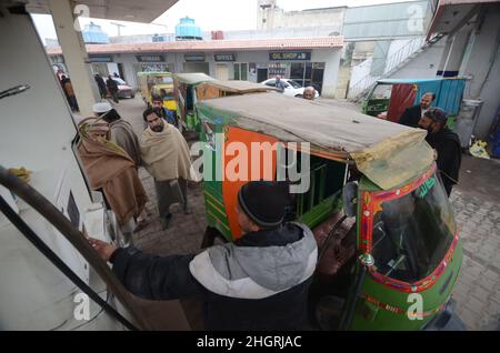 Peshawar, Pakistan. 19th Jan 2022. Un gran numero di veicoli sono in coda per riempire i serbatoi CNG come la stazione CNG chiusura in tutta la provincia, a causa di arresto della fornitura di gas alle stazioni CNG nella città di Peshawar, Pakistan, il 19 gennaio 2022. (Foto di Hussain Ali/Pacific Press/Sipa USA) Credit: Sipa USA/Alamy Live News Foto Stock