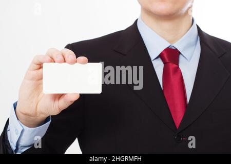 Modello e biglietto da visita vuoto in mano dell'uomo. Messa a fuoco selettiva Foto Stock