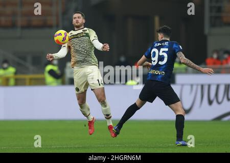 Milano, 22nd gennaio 2022. Thomas Henry di Venezia FC controlla la palla sul petto mentre Alessandro Bastoni del FC Internazionale guarda durante la serie A a a Giuseppe Meazza, Milano. Il credito d'immagine dovrebbe essere: Jonathan Moscrop / Sportimage Credit: Sportimage/Alamy Live News Foto Stock