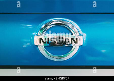Vista ravvicinata del logo in metallo dell'auto Nissan Qashqai Foto Stock