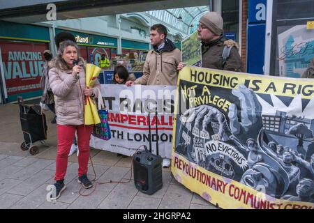 Londra, Regno Unito. 22nd dicembre 2022. Una donna del Central Hill Estate di Lambeth parla della loro lotta per fermare la demolizione della proprietà. Gli attivisti dell'edilizia protestano di fronte all'Aylesham Shopping Center, Peckham, chiedendo alloggi sicuri, decenti e sicuri a tariffe ragionevoli per tutti. Il Consiglio laburista di Southwark ha demolito migliaia di case del consiglio, vendendo via terra e case per lo sviluppo quasi interamente per affitto o vendita privati, con pochi affitti sociali nonostante oltre 16.000 famiglie nella lista d'attesa del consiglio e 3.300 in alloggi temporanei. Peter Marshall/Alamy Live News Foto Stock