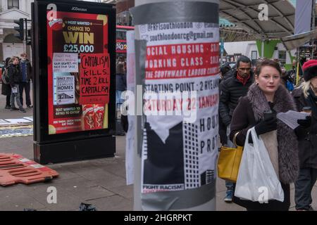 Londra, Regno Unito. 22nd dicembre 2022. I Comapigners consegnano volantini mentre la gente passa la protesta del gruppo comunista rivoluzionario e di altri attivisti immobiliari protestano nelle strade trafficate di Peckham chiedendo alloggi sicuri, decenti e sicuri a tariffe ragionevoli per tutti. Il Consiglio laburista di Southwark ha demolito migliaia di case del consiglio, vendendo via terra e case per lo sviluppo quasi interamente per affitto o vendita privati, con pochi affitti sociali nonostante oltre 16.000 famiglie nella lista d'attesa del consiglio e 3.300 in alloggi temporanei. Peter Marshall/Alamy Live News Foto Stock