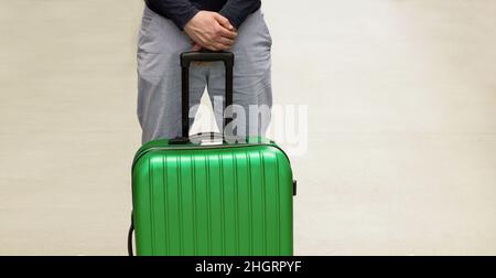 Un uomo attende la deportazione all'aeroporto. Deportazione di un cittadino straniero. Partenza volontaria e invio obbligatorio. Immigrazione ed emigrato Foto Stock