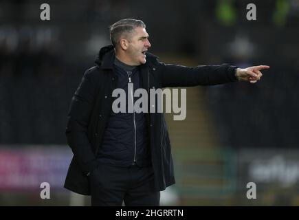 Il direttore del Preston North End Ryan Lowe punta sulla linea di contatto durante la partita del Campionato Sky Bet allo Stadio Swansea.com di Swansea. Data foto: Sabato 22 gennaio 2022. Foto Stock