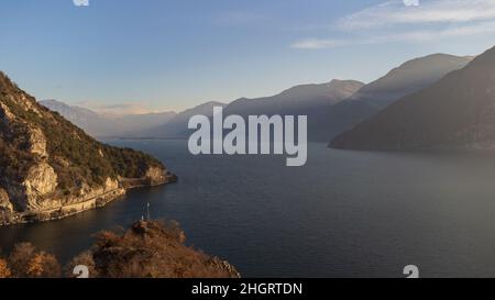 Vista dall'alto della costa occidentale del Lago d'Iseo, immagine aerea delle coste del comune lombardo di Riva di Solto in provincia di Bergamo Foto Stock