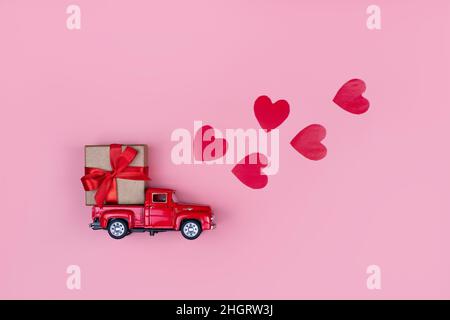 Confezione luminosa per acquisti, regali e pacchi su sfondo rosa. Foto Stock