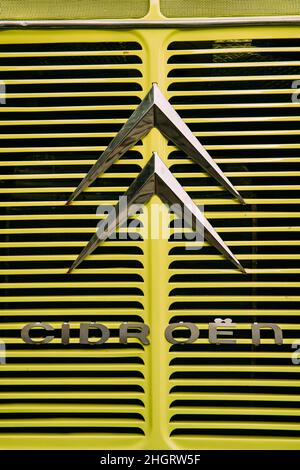Vista ravvicinata del logotipo Old Logo segno di Citroen su Hood of Old retro Vintage Yellow Car. Foto Stock