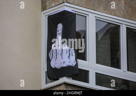 Dusseldorf, NRW, Germania. 22nd Jan 2022. Un cartello di protesta in una finestra. Diverse migliaia di manifestanti marciano lungo la strada. Una protesta contro la vaccinazione obbligatoria, e i soggetti collegati marchigiano attraverso il centro di Dusseldorf oggi, la capitale della Renania settentrionale-Vestfalia. La marcia è riunita da gruppi di gruppi di misure pro-vaccinazione, pro-convivd di gruppi attivisti e politici, nonché da alcuni sostenitori dell'immigrazione e dei manifestanti antifa. Credit: Imagplotter/Alamy Live News Foto Stock