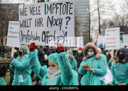 Dusseldorf, NRW, Germania. 22nd Jan 2022. Gli operatori sanitari, gli assistenti, le infermiere e i medici, sono apparentemente tra quelli che protestano contro i vaccini obbligatori. Diverse migliaia di manifestanti marciano lungo la strada. Una protesta contro la vaccinazione obbligatoria, e i soggetti collegati marchigiano attraverso il centro di Dusseldorf oggi, la capitale della Renania settentrionale-Vestfalia. La marcia è riunita da gruppi di gruppi di misure pro-vaccinazione, pro-convivd di gruppi attivisti e politici, nonché da alcuni sostenitori dell'immigrazione e dei manifestanti antifa. Credit: Imagplotter/Alamy Live News Foto Stock