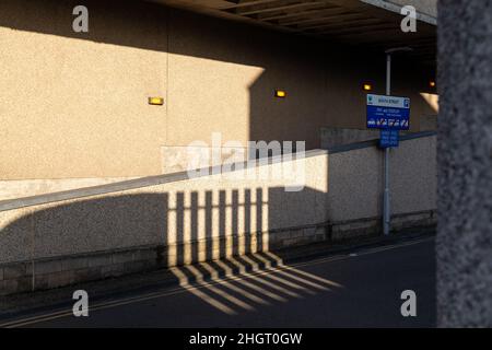 ELGIN, MORAY, SCOZIA - 21 GENNAIO 2022:- questo è l'ombra creata da un basso sole invernale all'interno del centro di Elgin, Moray, Scozia il 21 Gennaio Foto Stock