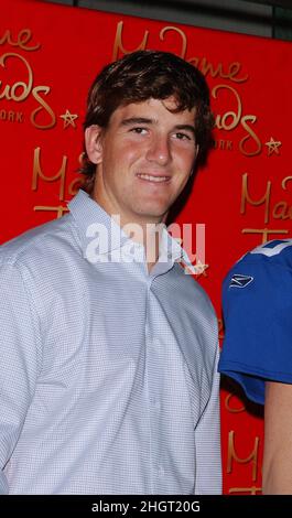 23 settembre 2008, New York City, New York, USA: New York Giants Football Quarter Back e Super Bowl l'MVP Eli Manning svela la sua figura di cera al Madame Tussauds di New York City. (Credit Image: © Walter Weissman/ZUMA Press Wire) Foto Stock