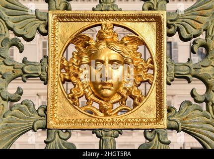 Particolare della porta monumentale di Palazzo reale, decorata con una testa d'oro di Medusa, Torino, Piemonte, Italia Foto Stock