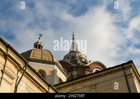 Vista a basso angolo della cupola del Duomo di Giovanni Battista (a sinistra) e della cupola della Cappella della Sacra Sindone (a destra), Torino, Piemonte, Italia Foto Stock