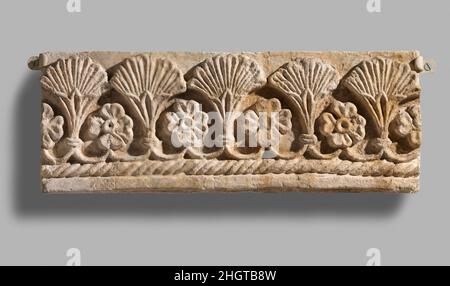 Decorazione a parete con disegno vegetale ca. 6th secolo d.C. i rilievi Sasanian Stucco sono stati comunemente usati per decorare gli iwans e le sale di ricezione delle case Sasanian d'elite. Molti esempi sono stati trovati in case scavate nell'area di Ctesifon compreso questo frammento da Umm ez-Za'tir costituito da una banda di palme alternate e fiori sopra un disegno a corda ritorta. L'uso di stampi per la realizzazione di stucchi ha consentito la creazione di modelli ripetitivi su larga scala come motivi geometrici e vegetali. La città di Ctesiphon si trova sulla riva orientale del fiume Tigris, 20 miglia (32 km) a sud del moderno Foto Stock