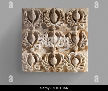 Decorazioni murali con melograni in palmette ca. 6th secolo d.C. i rilievi Sasanian Stucco sono stati comunemente usati per decorare gli iwans e le sale di ricezione delle case Sasanian d'elite. Molti esempi sono stati trovati in case scavate nell'area di Ctesiphon compreso questo frammento da Umm ez-Za'tir costituito da un melograno ripetitivo in palmette design. Frammenti multipli di questo modello sono stati trovati durante gli scavi indicando che può essere stato usato su un'area più grande. L'uso di stampi per la realizzazione di stucchi ha consentito la creazione di modelli ripetitivi su larga scala come il mot geometrico e vegetale Foto Stock