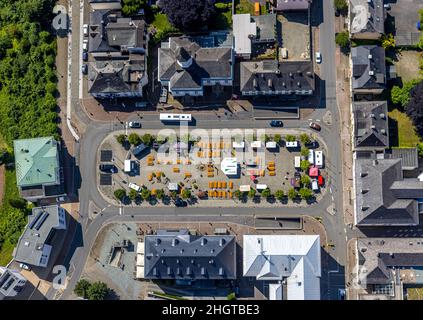 Vista aerea, gastronomia a Neumarkt con tavoli da birra e carrello per birra, Auferstehungskirche, Arnsberg, Sauerland, Renania settentrionale-Vestfalia, Germania, plac Foto Stock