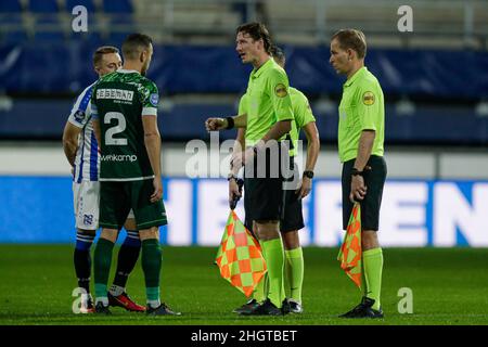 HEERENVEEN, PAESI BASSI - GENNAIO 22: Bram van Polen di PEC Zwolle, arbitro Martin van den Kerkhof durante la partita olandese Eredivie tra SC Heerenveen e PEC Zwolle all'Abe Lenstra Stadion il 22 Gennaio 2022 a Heerenveen, Paesi Bassi (Foto di Peter Lous/Orange Pictures) Foto Stock