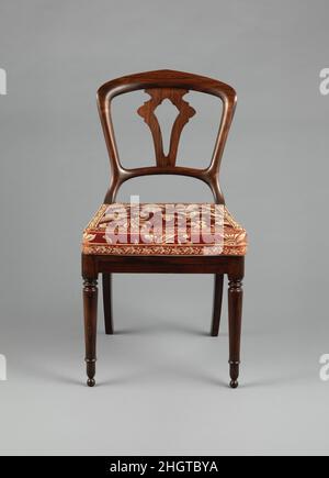 Sedia laterale 1841 D. Phyfe & Son questa sedia laterale e la sua coppia (vedi 2013.22.2) erano originariamente parte di una grande suite di mobili in palissandro per il doppio salotto a Millford, una magnifica residenza greca di Revival costruita per John Laurence Manning (1816–1889) e Susan Hampton (1816–1845) sul loro Clarendon (Ora Sumter) County, piantagione del South Carolina nel 1839-41. Il piercing egiziano del loto nella parte posteriore splat, le proporzioni snelle e la forma senza giunture della cresta ad arco e delle barre posteriori inferiori illustra la fusione dei disegni di Revival classico- e gotico del periodo. Manning probabilmente ha ordinato Foto Stock