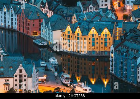 Alesund, Norvegia. Vista notturna del paesaggio urbano di Alesund Skyline. Centro storico in serata estiva. Famosi luoghi di interesse norvegesi e destinazione popolare Foto Stock