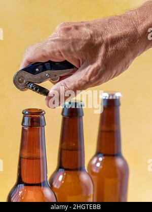 Bottiglia di birra ad apertura manuale con sfondo sfocato Foto Stock