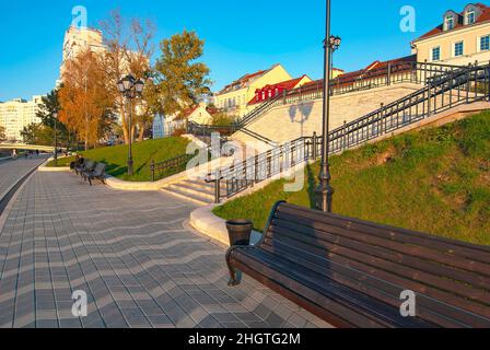 Minsk. Bielorussia. Panchine sul lungofiume del fiume Svisloch nel centro di Minsk. Foto Stock