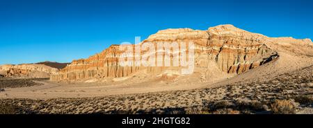 Paesaggio con scogliere di roccia rossa, e deserto di pietra vicino a Mojave, California, nella parte occidentale degli Stati Uniti Foto Stock