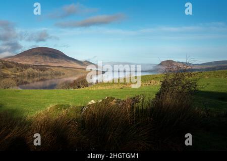 L'area di forno, contea Mayo Irlanda. Lough Fornace è una laguna saline, a sud di Lough Feeagh, di influenza paludosa, meromitica. Foto Stock