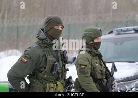 Kurmelionys, Lituania. 21st Jan 2022. A lituano Border Guard and Soldier Credit: Alexander Welscher/dpa/Alamy Live News Foto Stock