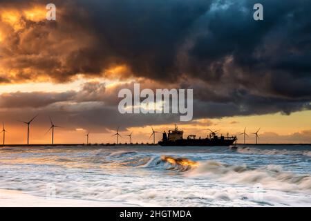 Grande nave sulle onde del mare del Nord all'alba, Paesi Bassi Foto Stock