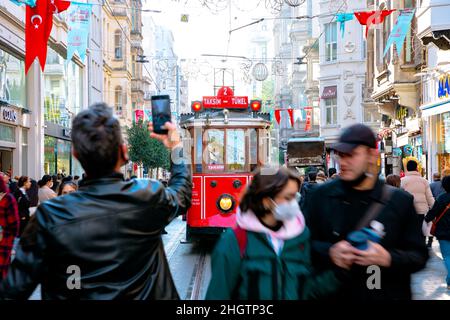 Viale Istiklal. Turista che scatta una foto del tram nostalgico in via Istiklal Foto Stock