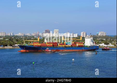 Fort Lauderdale, Florida, USA - 26 febbraio 2017: Una nave da carico si avvicina al porto di Fort Lauderdale. Foto Stock