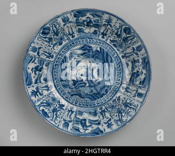 Piatto con guerriero Cina il drammatico guerriero con due assi raffigurato al centro di questo piatto illustra l'aggiunta di figure basate su giochi e romanzi popolari al repertorio di kraak ware, un tipo di ceramica che è stato spesso esportato in Europa. Questo guerriero, che non può essere identificato con precisione, tiene l'ascia nella sua mano destra abbassata, con una seconda nella sua cintura, e può essere allusione a li GUI (noto anche come il vento nero), uno degli eroi del classico romanzo Ming il margine d'acqua (Shui Hu Zhuan). I raggruppamenti compositi di fiori sul pannello, d'altra parte, riflettono l'impatto Foto Stock