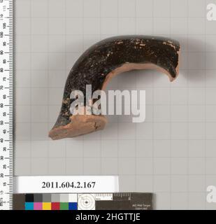 Terracotta fragment of a stamnos (jar) 470–450 B.C. Greek, Attic Part of the handle of a stamnos; the handle is unglazed on the inside. Terracotta fragment of a stamnos (jar). Greek, Attic. 470–450 B.C.. Terracotta; red-figure. Classical. Vases Foto Stock