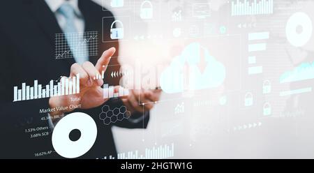 Uomo d'affari che tocca un concetto di cloud networking e touch screen con linea di connessione a mano su sfondo nero, il cloud computing è un sistema per shar Foto Stock