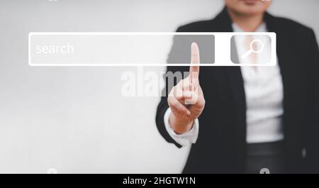 Donna d'affari che fa clic sulla pagina di ricerca di Internet su un computer touch screen o barra di ricerca vuota, Internet e tecnologia concetto, l'analisi di Internet a. Foto Stock