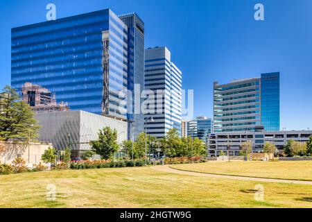Kanawha Plaza vista di (l-r) Gateway Plaza, un James Plaza, tre James Plaza, Williams Mullen Center. Foto Stock