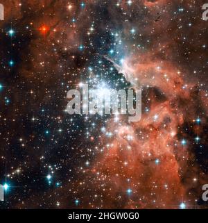 Questa immagine del telescopio spaziale NASA/ESA Hubble cattura la galassia a spirale NGC 105, che si trova a circa 215 milioni di anni luce di distanza nel constel Foto Stock